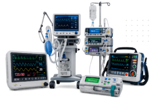 Equipamentos hospitalares de suporte à vida, incluindo respirador, monitor multiparâmetro, desfibrilador e bombas de infusão.