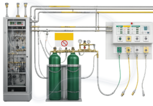 Sistema de gases medicinais hospitalares com cilindros de oxigênio, tubulações, válvulas de controle e painel de distribuição.